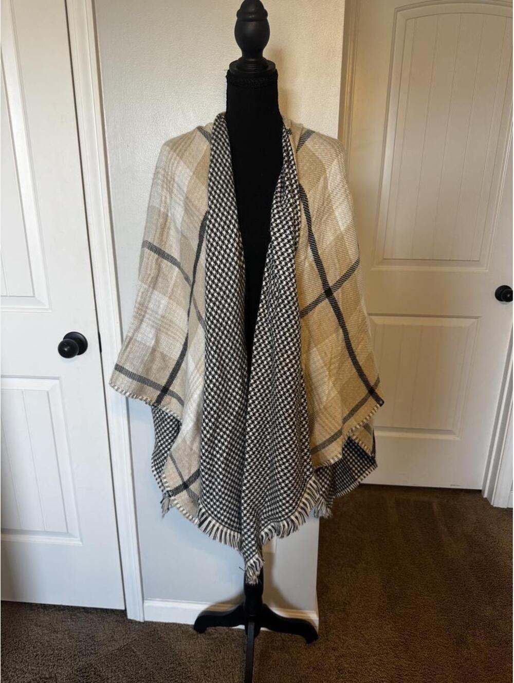 Banana Republic Women's Black and Cream Plaid Poncho